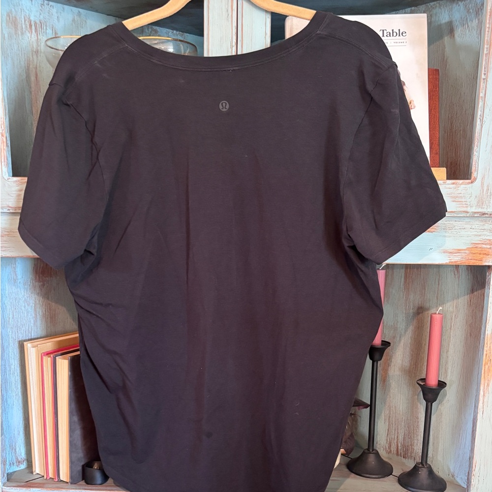 Lulu size 10.  V neck t shirt - Picture 6 of 8